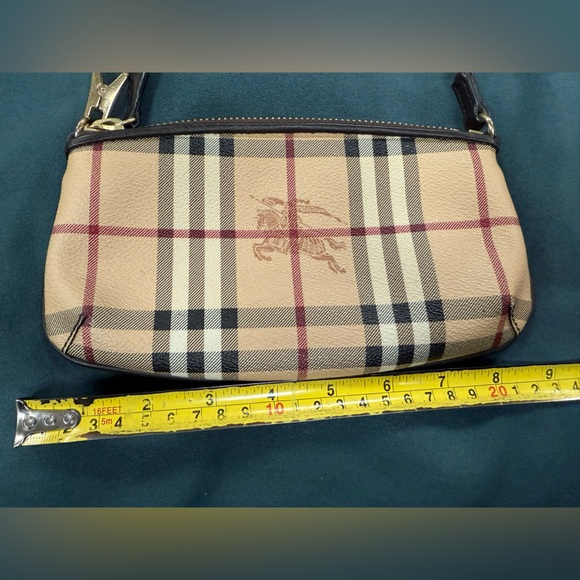 Burberry wristlet with chain - Picture 11 of 11